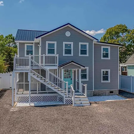 Putting Green Oasis: Pet-Friendly 3BR Apartment with Pool